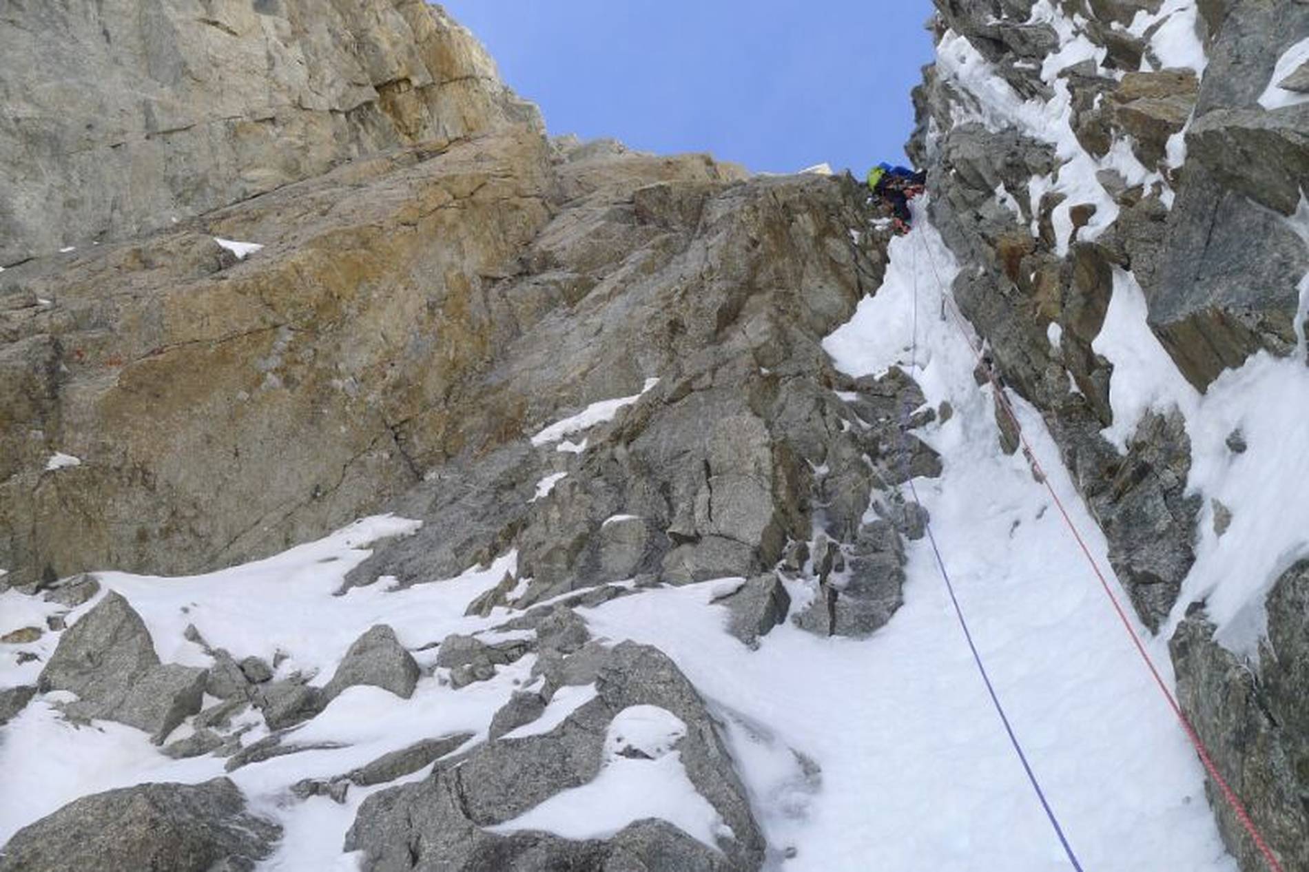 Восхождение на Гран Жорасс по маршруту "Hypercouloir". начало сложных участков