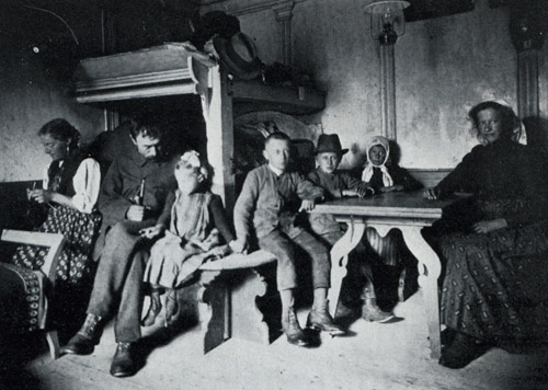 Фото (слева): Антонио Димаи и его семья. Деревянная комната в доме в Чиаве №104 существует до сих пор. Эти снимки принадлежат королю Бельгии Альберту I. 