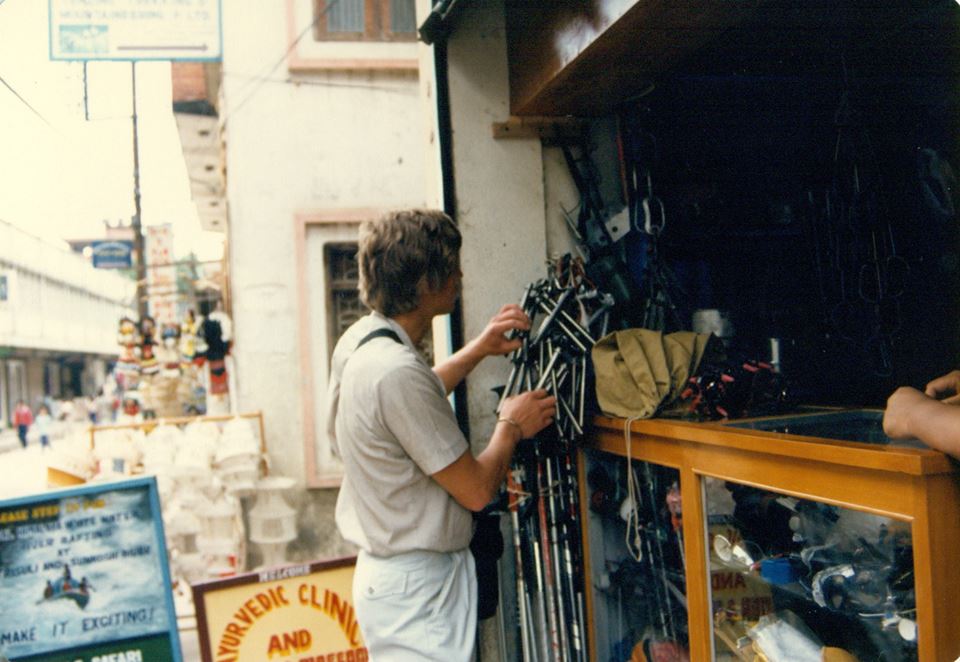 Канченджанга 1989. Фото С. Богомолова. Миша Можаев в Катманду рассматривает твердую валюту тех лет - титановые советские ледобуры