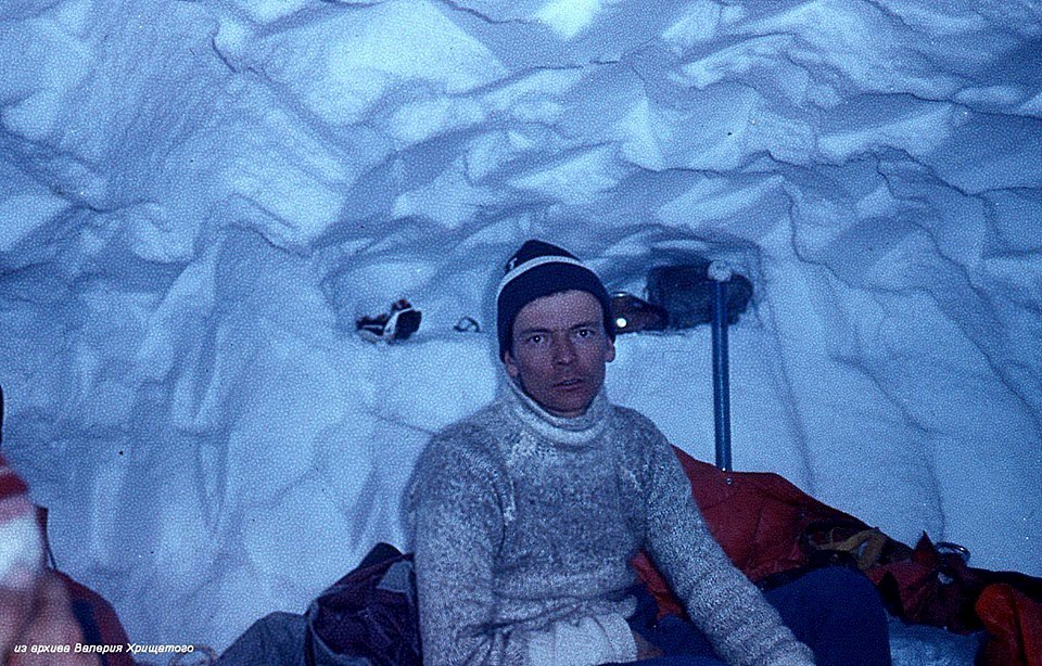 Зимняя экспедиция на пик Победы. 1990. Валерий Хрищатый в пещере. Фото из архива В. Хрищатого.