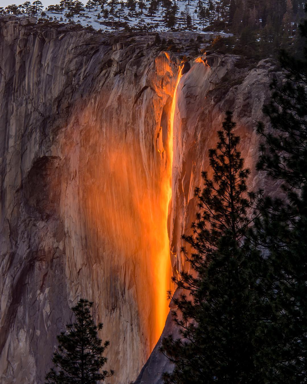 водопад Лошадиный Хвост (Horsetail Fal) в лучах солнца. Фото 13 февраля 2016 года 