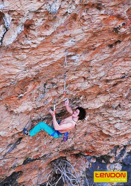 Адам Ондра (Adam Ondra) на маршруте  "Stoking the fire" сложности 9b