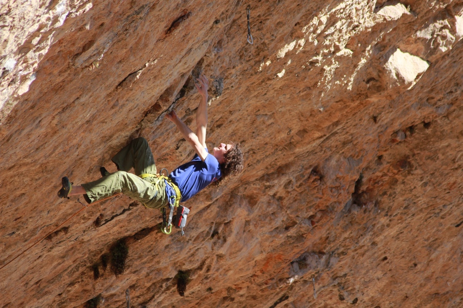 Адам Ондра (Adam Ondra) на маршруте  "Stoking the fire" сложности 9b