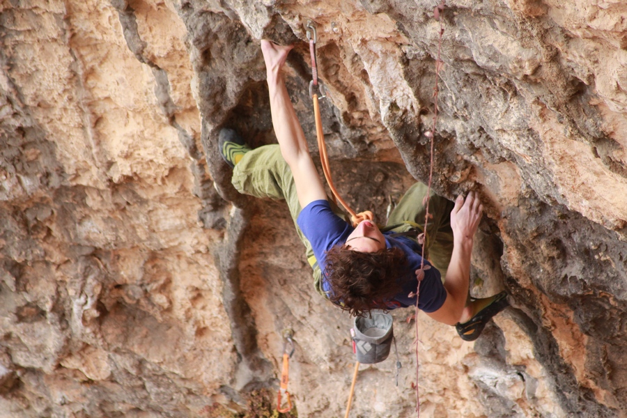 Адам Ондра (Adam Ondra) на маршруте  "Stoking the fire" сложности 9b