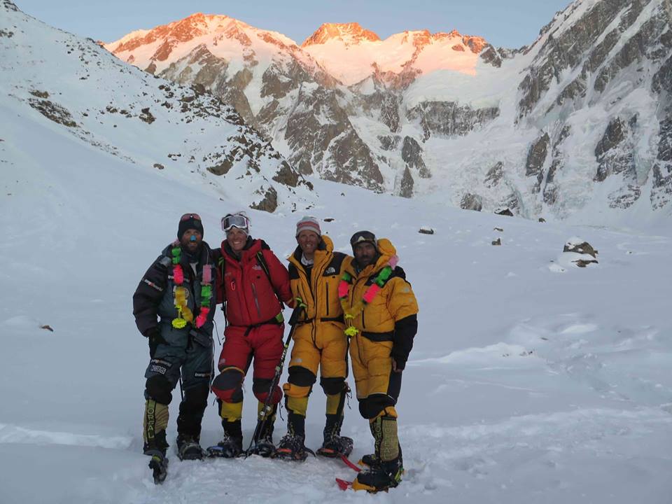 Алекс Тикон (Alex Txikon, Испания), Тамара Лунгер (Tamara Lunger, Италия), Симоне Моро (Simone Moro, Италия) и  Мухаммад Али "Садпара" (Muhammad Ali "Sadpara", Пакистан) после покорения вершины Нангапарбат. 27 февраля 2016 года