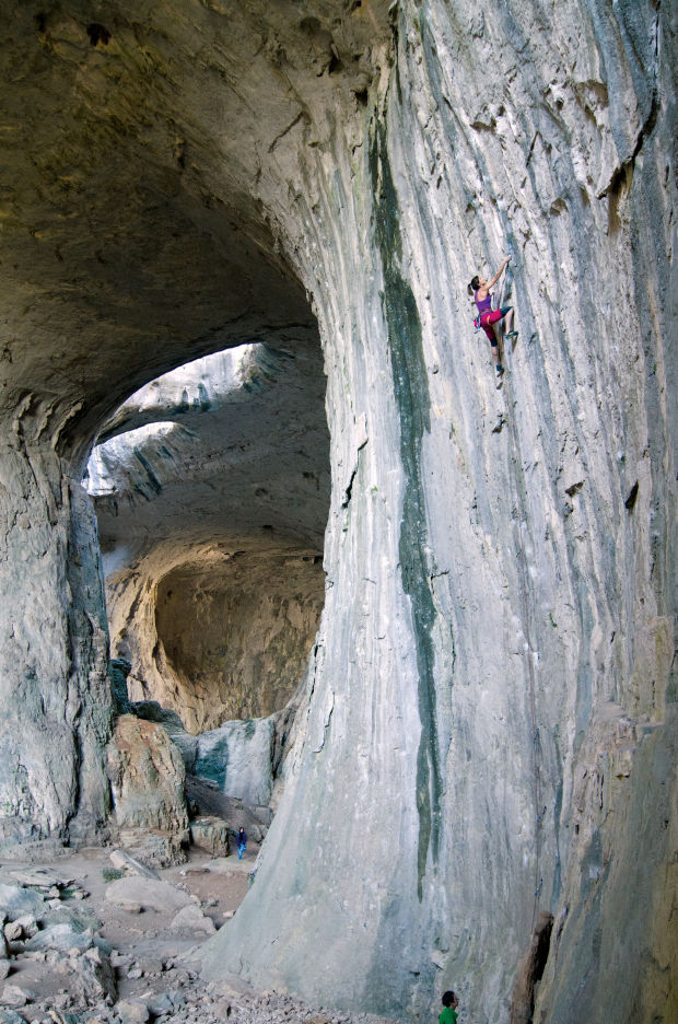 Heather Weidner на маршруте Varna (7b/5.12b) в Каркулово. Фото Руслан Вакрилов 