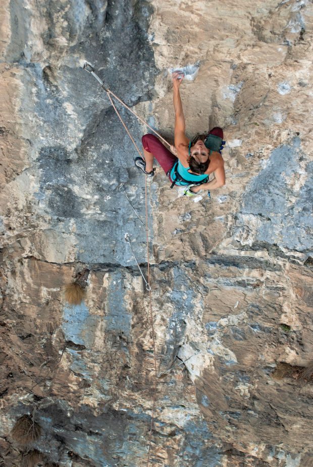 Автор статьи, Heidi Wirtz, на маршруте Nema Power (7b/5.12b) в Тетевене. Фото Руслан Вакрилов