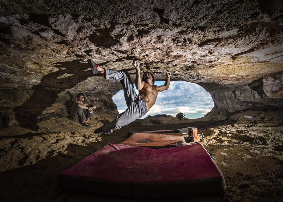 Крис Шарма (Chris Sharma) на боулдеринговом маршруте  "Catalan Witness the Fitness" 