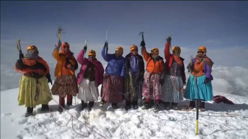  женщины Аймара на вершине горы Ильимани ((Illimani) высотой 6438 метров