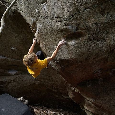 Александр Мегос (Alexander Megos) на проблеме "Jon assis", 8b/+/