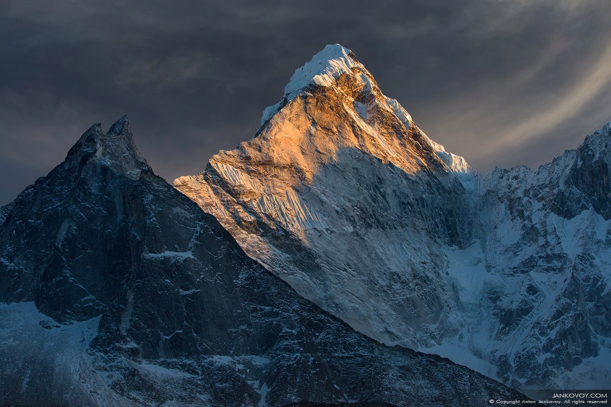 Ама-Даблам (Ama Dablam peak, 6 812 м), вид с отметки 4730 метров на пути к деревне Чукхунг (Chukhung). Фото Антон Янковой