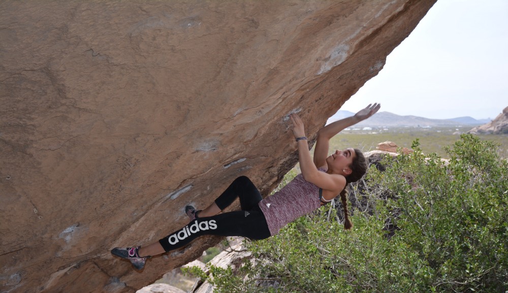 Брук Работу (Brooke Raboutou) на Focus (V10) в Hueco Tanks, Texas.