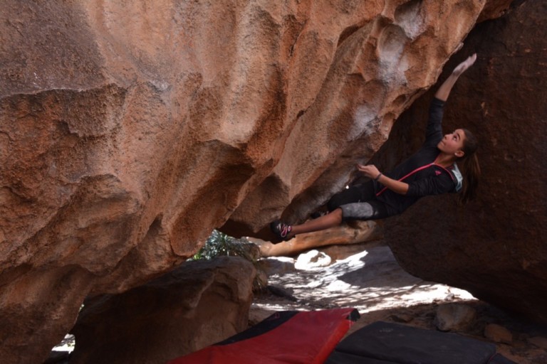 Брук Работу (Brooke Raboutou) на Butter Pumper (V11) в Hueco Tanks Texas.