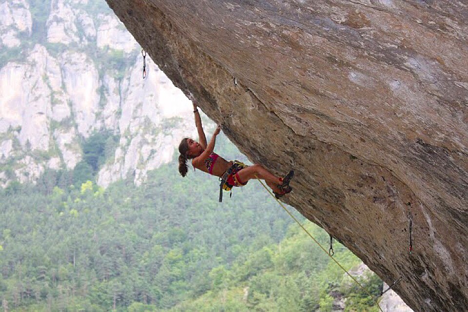 Брук Работу (Brooke Raboutou) в возрасте 8 лет на Octopus (5.13a) в Le Gorges du Tarn, Франция.