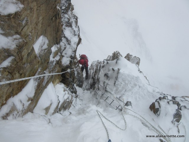 Спуск по камину на К2. Фото Alan Arnette