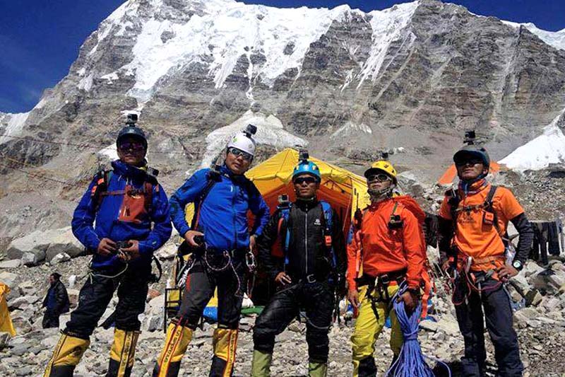 Лакпа Шерпа (Lakpa Sherpa) в центре, в компании спаскоманды в высотном лагере на Эвересте 