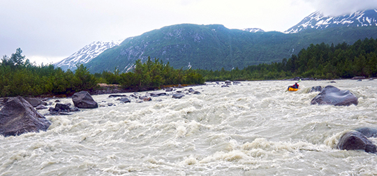 Пороги третьей категории трудности на реке Big River.