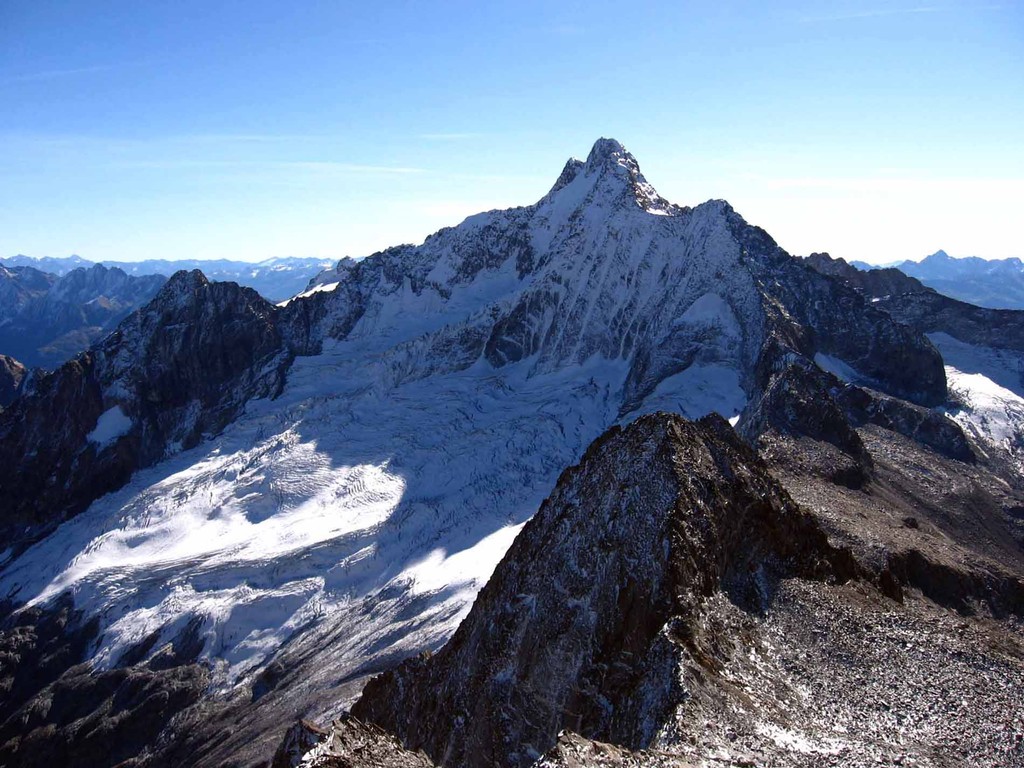 гора Дисграция (Monte Disgrazia) высотой 3678 метров 