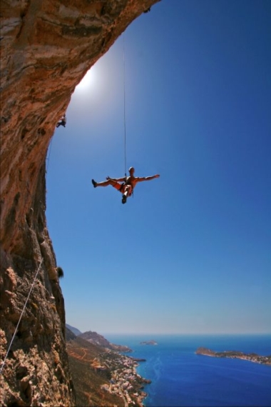 Lowering from “Padroni e Pagliacci” 7c, Iliada, Kalymnos. Photo Nikolaos Smalios