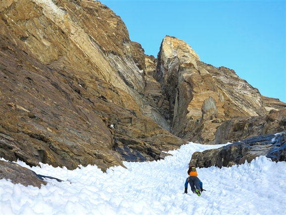 На маршруте Supercouloir по юго-западной стене на южную вершину пика T16