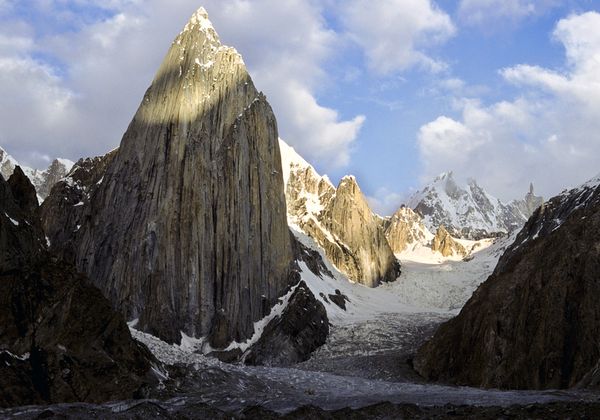 Шиптон Спайр (Shipton Spire) высотой 5852 метра. 