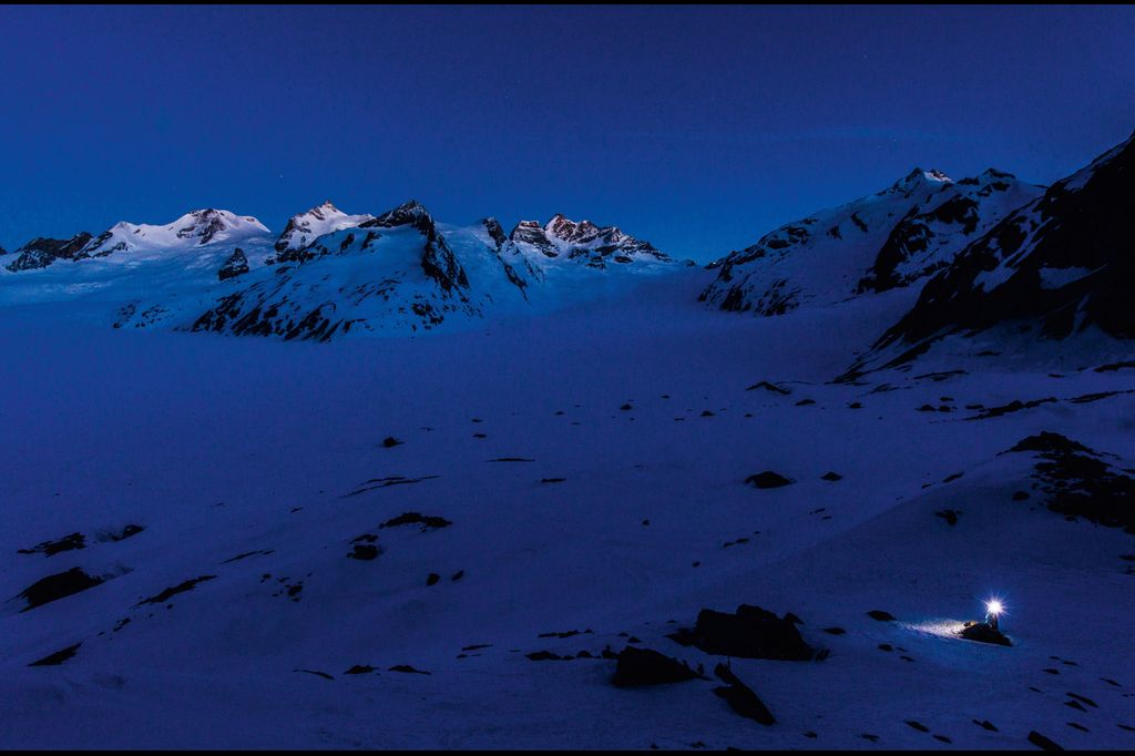 Новые снимки глетчера Алеч из фотоальбома «Aletsch — Der grösste Gletscher der Alpen» («Алеч — самый большой глетчер в Альпах») фотографа и альпиниста из кантона Вале Марко Фолькена (Marco Volken). Фотографии: Marco Volken/AS Verlag.