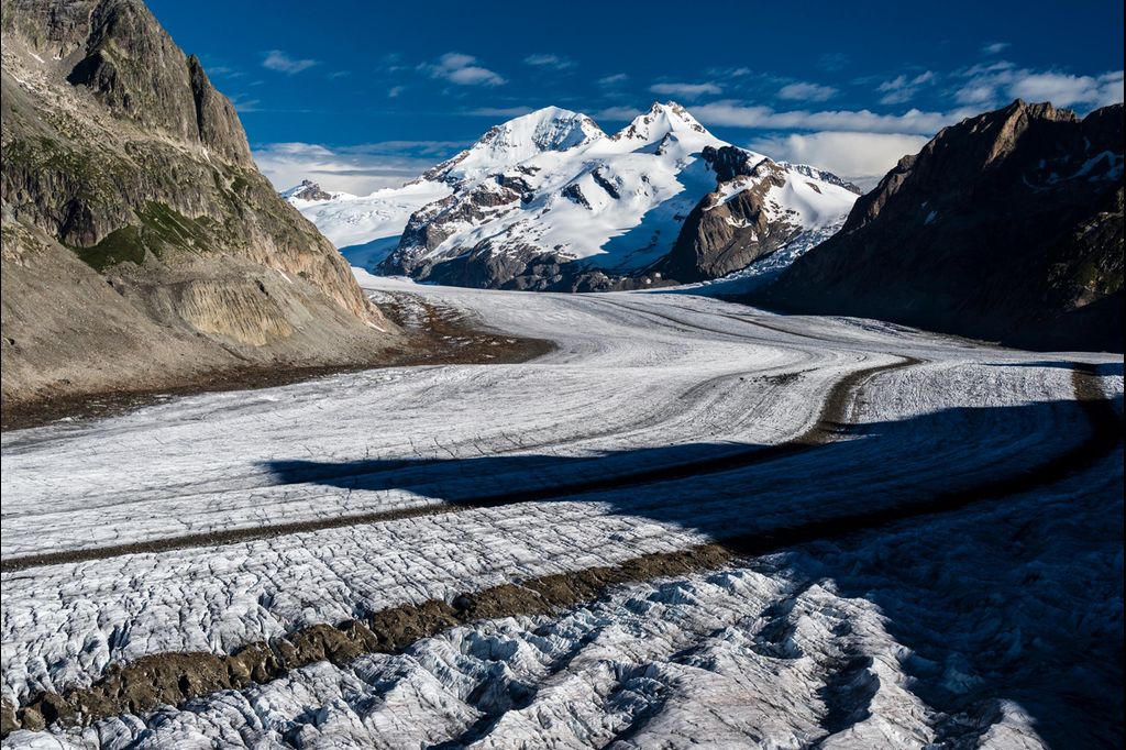 Новые снимки глетчера Алеч из фотоальбома «Aletsch — Der grösste Gletscher der Alpen» («Алеч — самый большой глетчер в Альпах») фотографа и альпиниста из кантона Вале Марко Фолькена (Marco Volken). Фотографии: Marco Volken/AS Verlag.