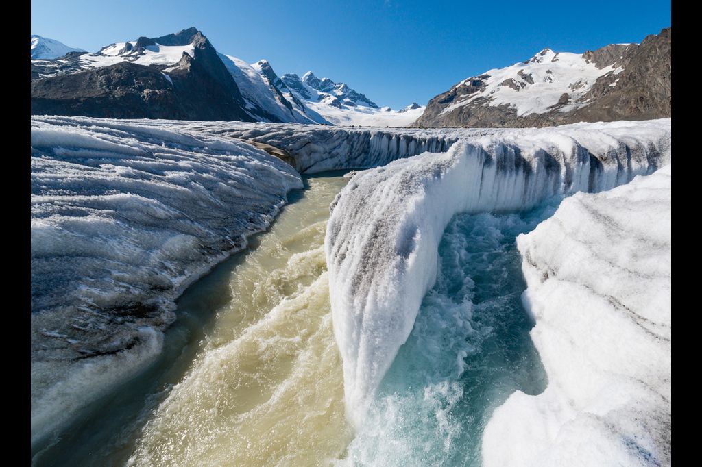 Новые снимки глетчера Алеч из фотоальбома «Aletsch — Der grösste Gletscher der Alpen» («Алеч — самый большой глетчер в Альпах») фотографа и альпиниста из кантона Вале Марко Фолькена (Marco Volken). Фотографии: Marco Volken/AS Verlag.