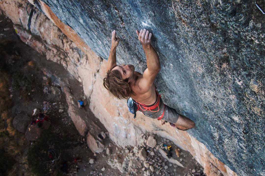 Крис Шарма (Chris Sharma) на маршруте "Joe Mama"