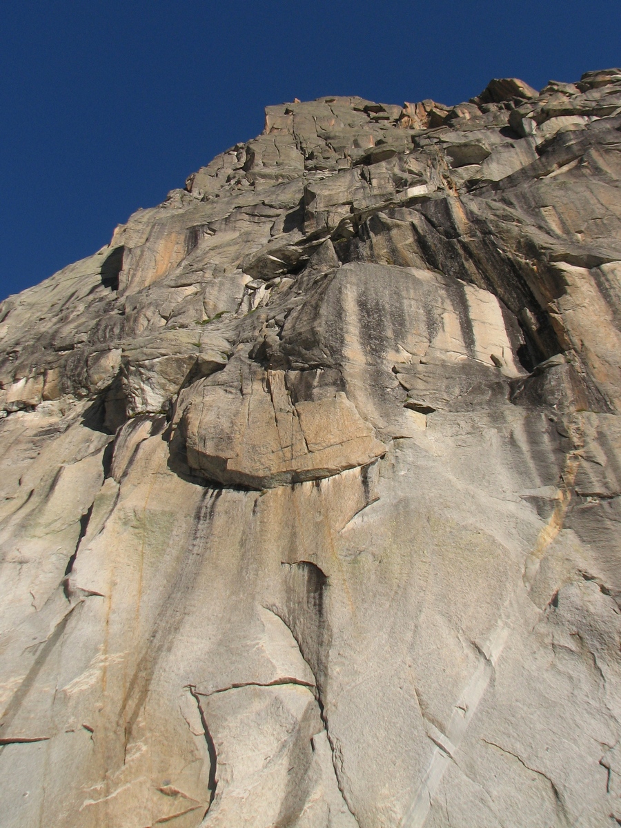 Скалы в районе Envers les Aiguilles