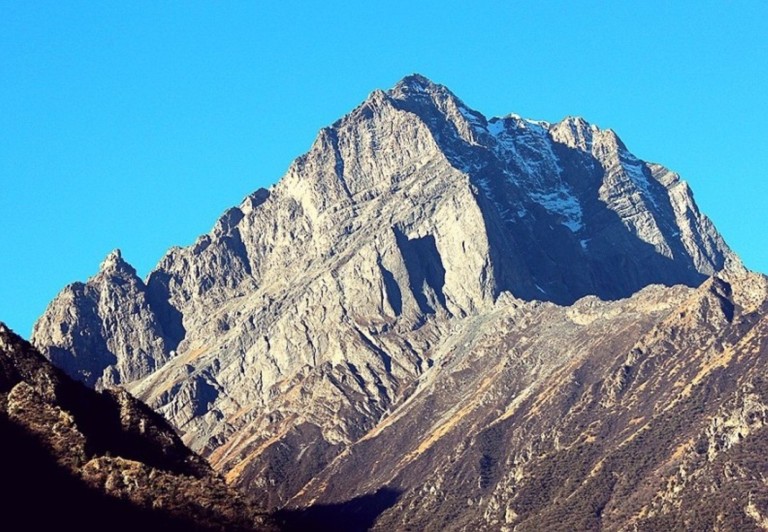 Восточная стена безымянного пика (ca. 5500m) западнее Nyel Japo (6150m)