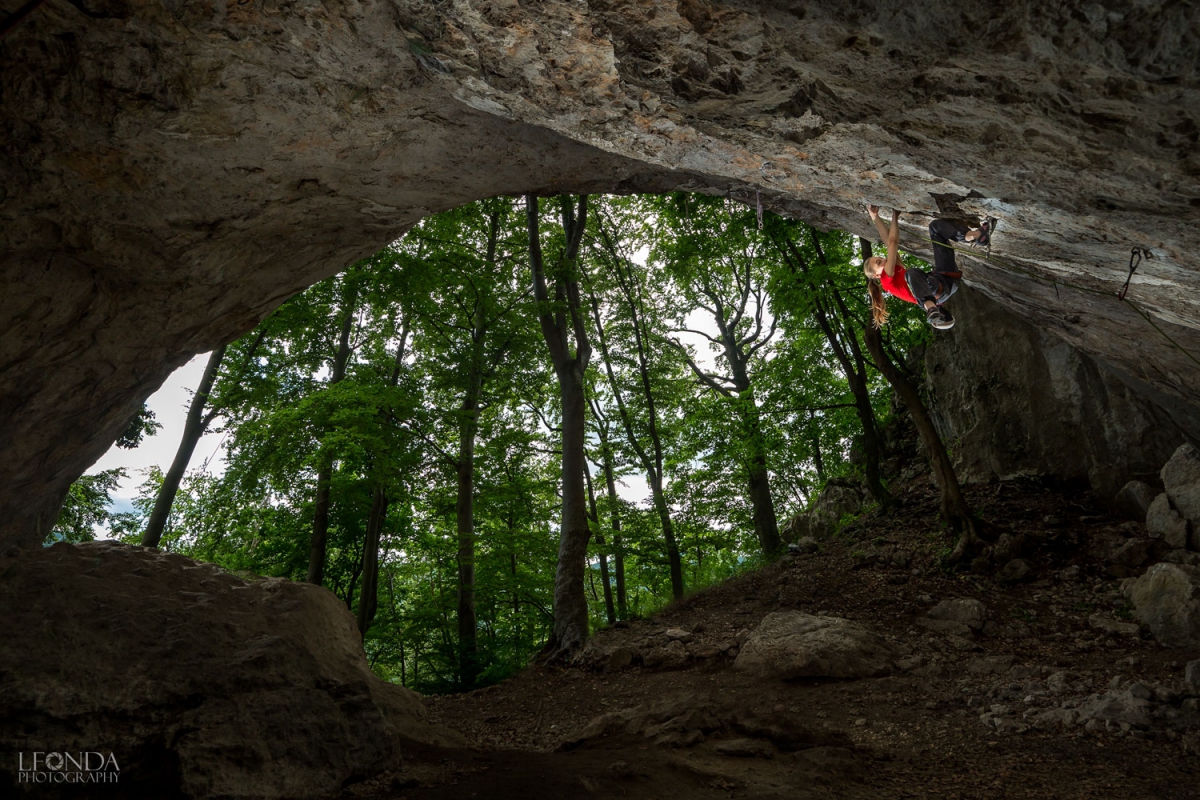 Янья Гарнбрет (Janja Garnbret) На трассе Miza za šest (5.14c), Словения, фото Luka Fonda