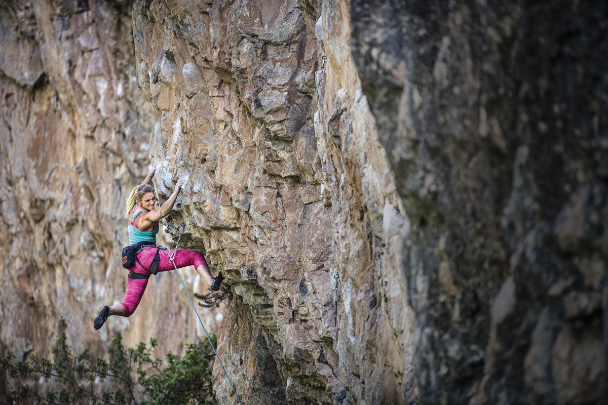 Элис Дитель (Alyse Dietel) на маршруте "Return to Sender" (5.12a), Rifle, Колорадо. Некогда безвестный маршрут из 1990-х годов сейчас переживает возрождение и популярность Photo: Christopher Beauchamp.