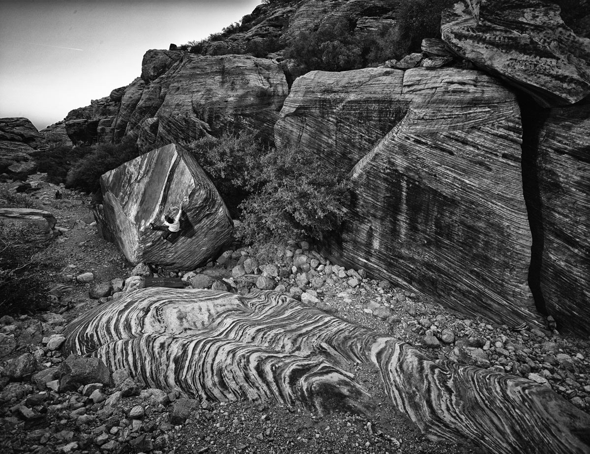 Карло Траверси (Carlo Traversi) на маршруте "Meadowlark Lemon" (V14), Calico Basin, Red Rock, Невада. Photo: Tim Kemple.