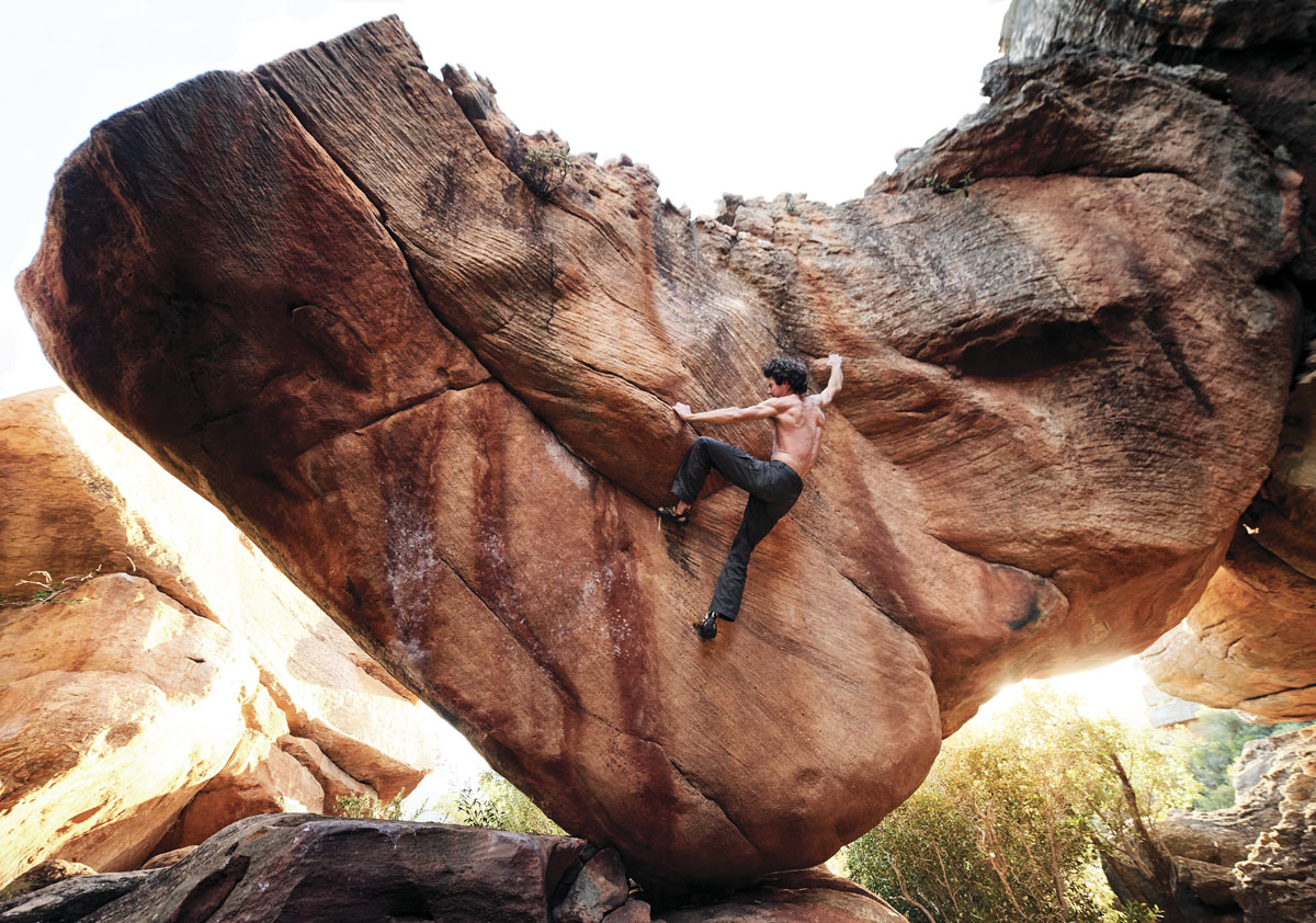 Маршрут "El Corazon" (8B/V13) на скалах Sassies, Rocklands, Южная Африка. На фото - Патрик Ауфденблаттен ( Patrik Aufdenblatten).  Швейцарский скалолаз за свой выезд прошел девять проблем 8а, включая  "Pendragon", и как видно на фото - "El Corazon".  Патрик больше всего известен как скалолаз и альпинист а не боулдерингист. Ему также принадлежит скоростной рекорд прохождения ( 7 часов 14 минут) классического маршрута Боннатти по Северной стене Маттерхорна. Кроме того в свои 19 лет он стал самым юным клаймером, кто прошел маршрут "Free Rider" на Эль-Капитане. В 2013 году он в паре с Инес Папперт (Ines Papert) и Лизи Штайер (Lisi Steurer) открыл маршрут "Azazar" (8a/5.13b, 1,400 feet) в Taghia Gorge, Марокко. Photo: Jacques van Zyl.