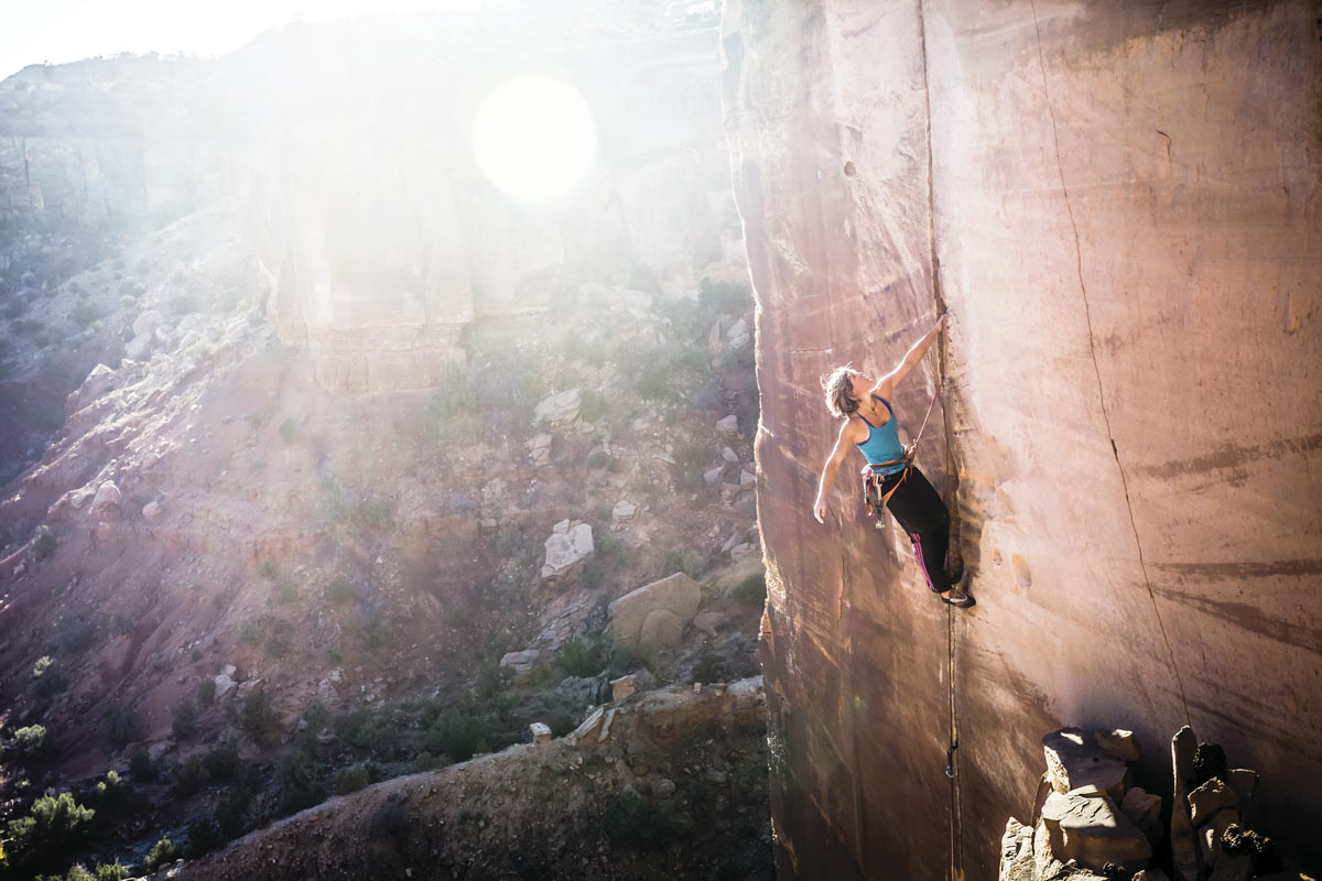 Майя Смит-Гобат (Mayan Smith-Gobat) и на маршруте "Rednekk Justus" (5.10+), Cabin Wall, Escalante Canyon, Колорадо. Photo: Dan Holz.