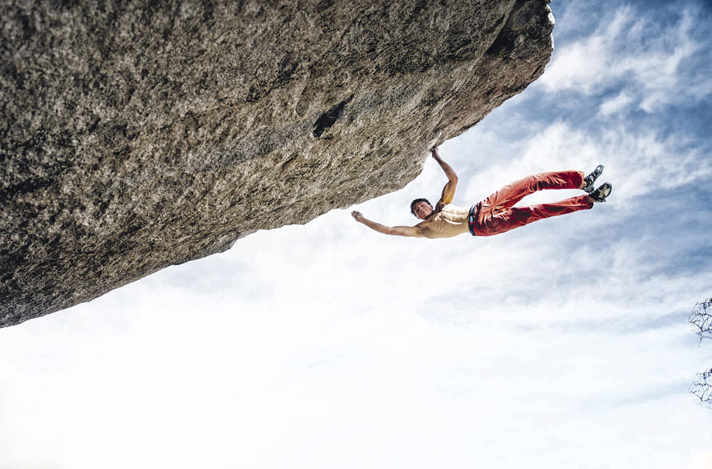 Александр Мегос на маршруте Spectre (V13), Buttermilk Boulders, Bishop, Калифорния. Это фото было обложкой журнала Rock and Ice № 231 (за январь 2016). Photo: Ken Etzel.