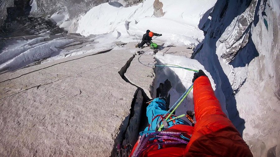 Конрад Анкер (Conrad Anker) и Давид Лама (David Lama) во время попытки штурма непокоренной Лунаг Ри (Lunag Ri, 6907)