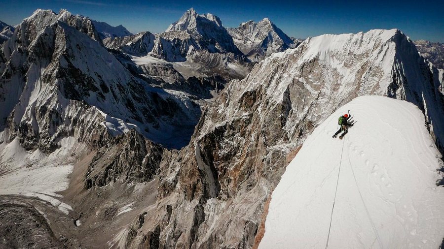 Конрад Анкер (Conrad Anker) и Давид Лама (David Lama) во время попытки штурма непокоренной Лунаг Ри (Lunag Ri, 6907)