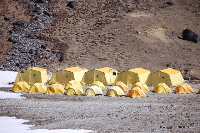 Базовый лагерь экспедиции Рассела Брайса Himalayan Experience у Эвереста