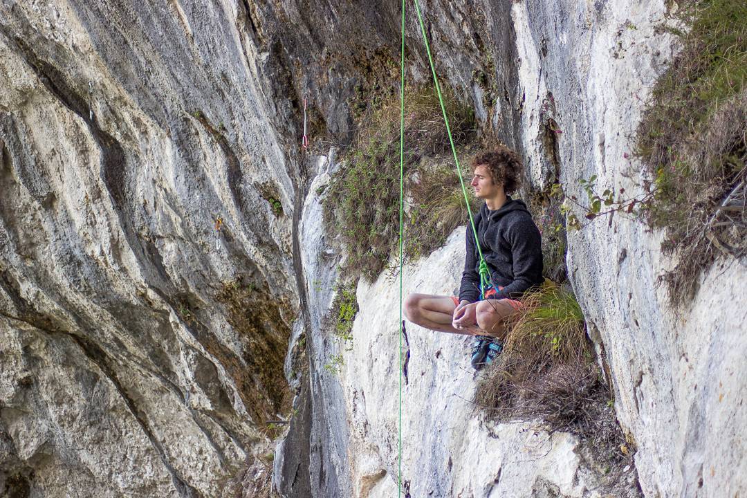 Адам Ондра (Adam Ondra) - минутка отдыха на маршруте "Naturalmente" сложности 9a+ 