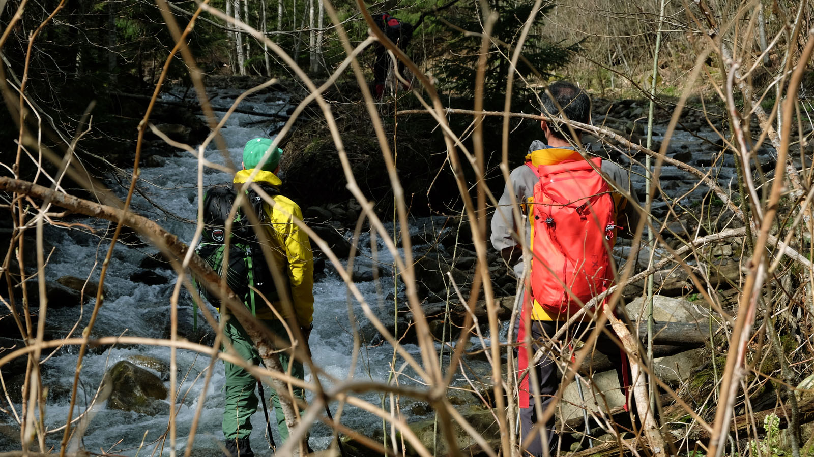 Червоний рюкзак EXPED на спині у Хуберта під час мандрівки у Карпати. Фото: Маріан Стрільців