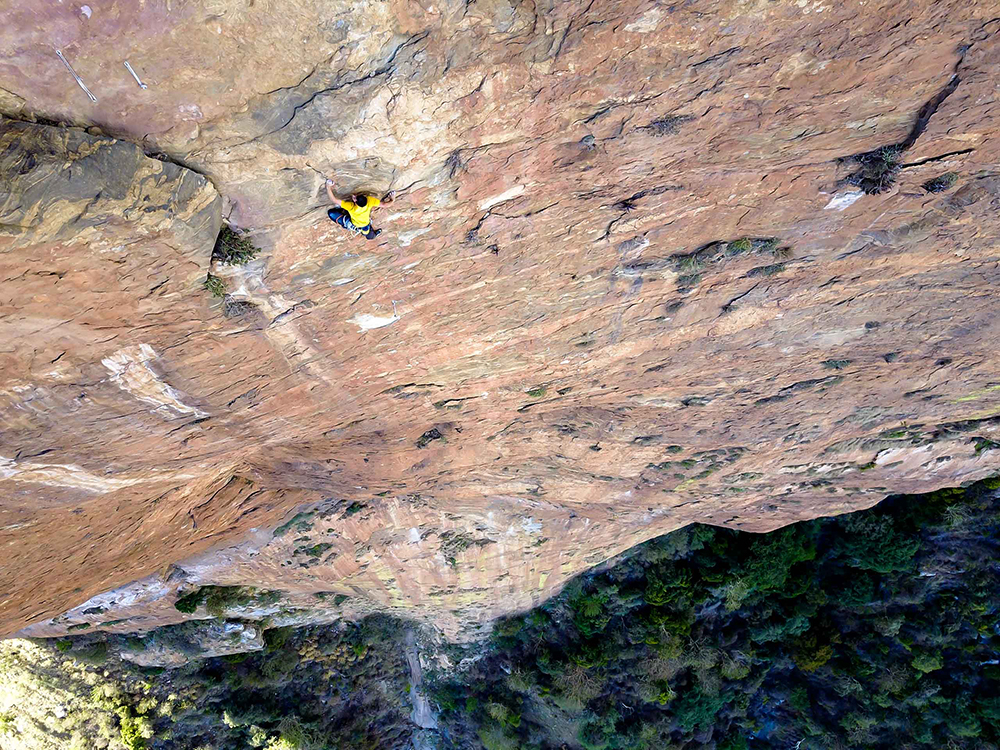 Алекс Хоннольд (Alex Honnold) в восхождении на 600 метровую скалу Пой