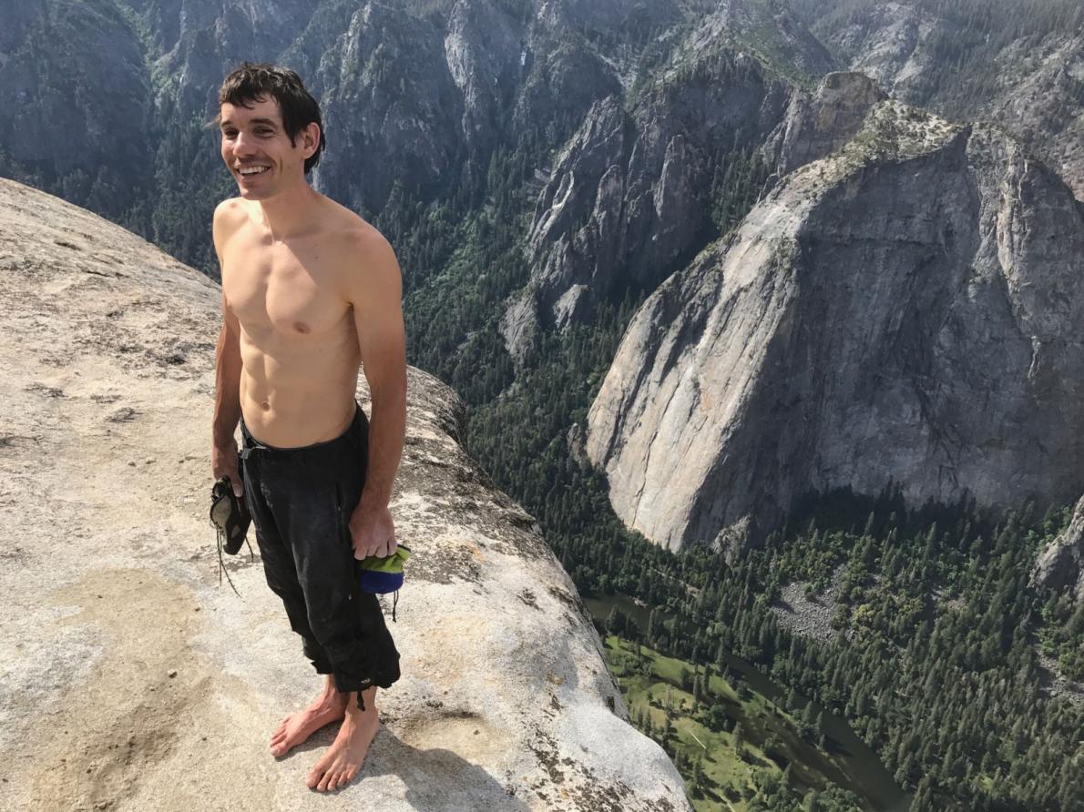 Алекс Хоннольд (Alex Honnold) на вершине маршрута "Freerider", что расположен на Эль-Капитане (Йосемити, США)