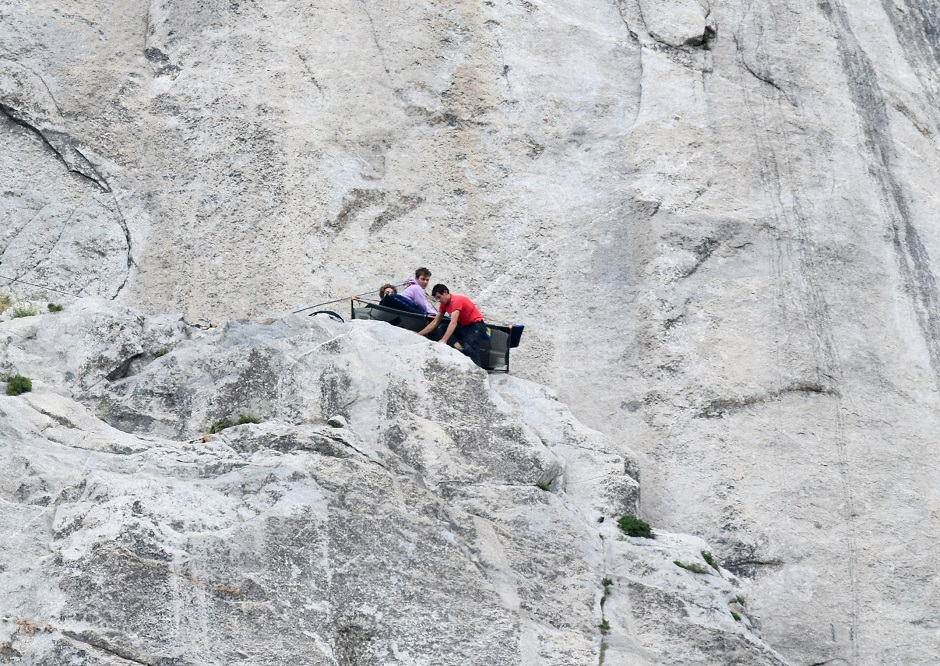 На участке "Lung Ledge" Алекс прошел мимо команды, спавшей в своём биваке. Лишь на короткое время он остановился что бы переброситься парой слов с коллегами-скалолазами