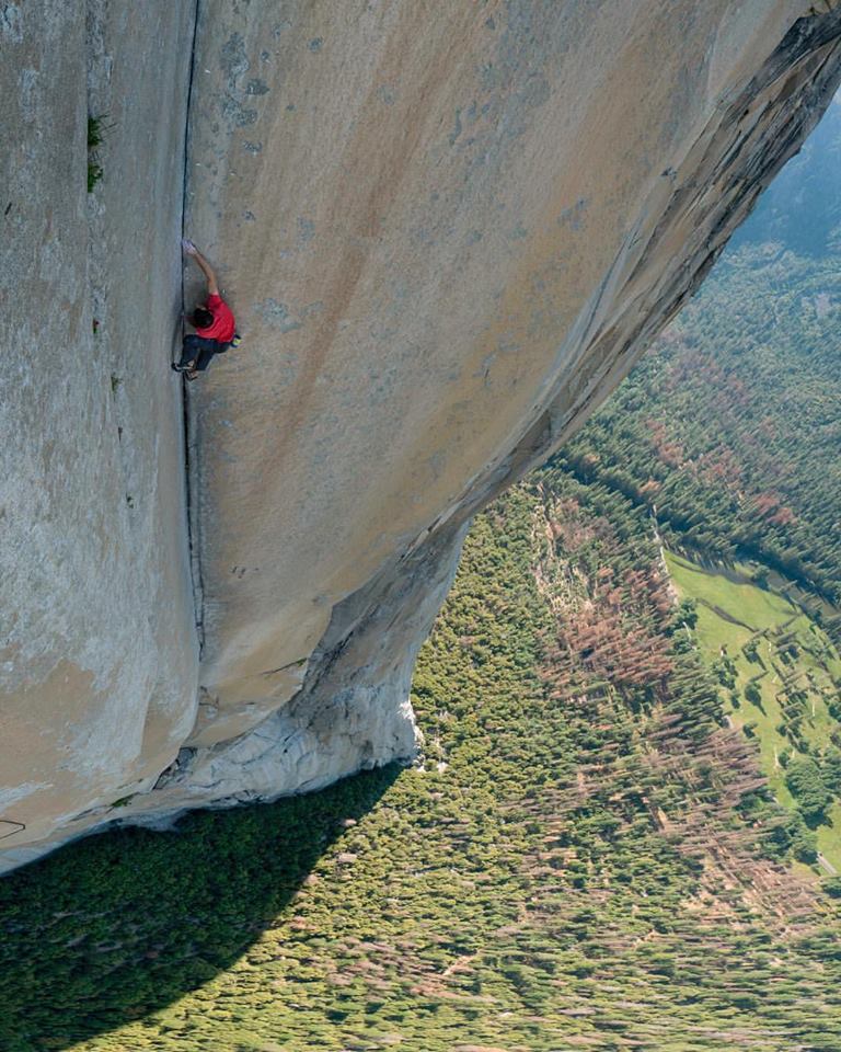 Алекс Хоннольд (Alex Honnold) на маршруте "Freerider", что расположен на Эль-Капитане (Йосемити, США)