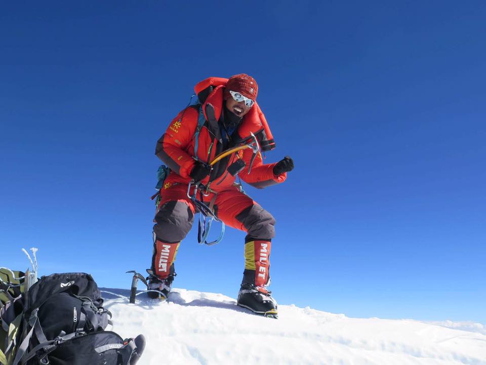 Мингма Галйе Шерпа (Mingma Gyalje Sherpa)  танцует на вершине восьмитысячника Нанагапарбат (Nanga Parbat, 8126 м) 