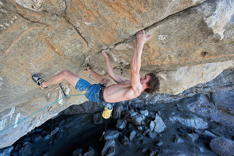 Адам Ондра (Adam Ondra) на проекте "Project Hard" на своде норвежской пещеры в регионе Флатанжер.