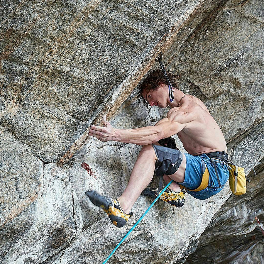 Адам Ондра (Adam Ondra) на проекте "Project Hard" на своде норвежской пещеры в регионе Флатанжер