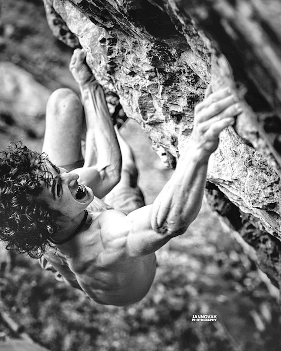 Адам Ондра (Adam Ondra) на проекте "Project Hard" на своде норвежской пещеры в регионе Флатанжер